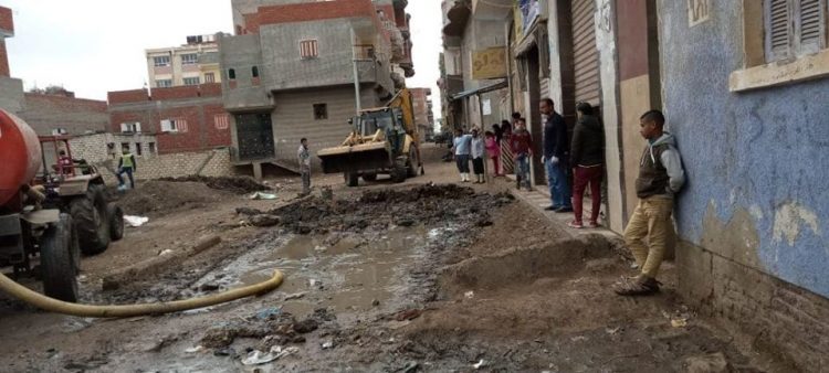 رئيس سيدي سالم تتابع صيانة خطوط مياه الشرب بقرية دمرو