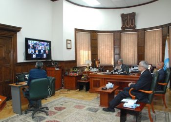 رئيس القابضة “لمياه الشرب” يعقد اجتماعاً مع رؤساء ٥ شركات لمتابعة موقف تنفيذ مشروعات الصرف الصحى ضمن مبادرة “حياة كريمة”