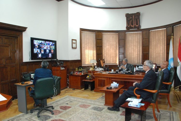 رئيس القابضة “لمياه الشرب” يعقد اجتماعاً مع رؤساء ٥ شركات لمتابعة موقف تنفيذ مشروعات الصرف الصحى ضمن مبادرة “حياة كريمة”