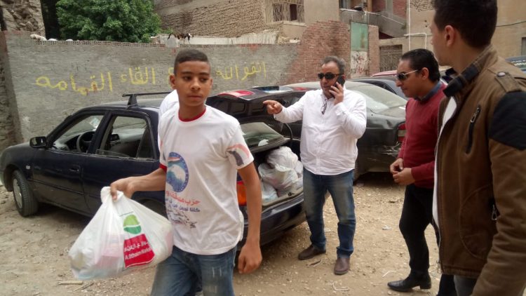 مواد غذائية مجانية لأهالي عزبة جبريل وكوم بكار بالهرم