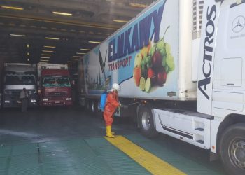 الفريق كامل الوزير يتابع حركة تداول الشاحنات والبضائع بموانئ البحر الأحمر