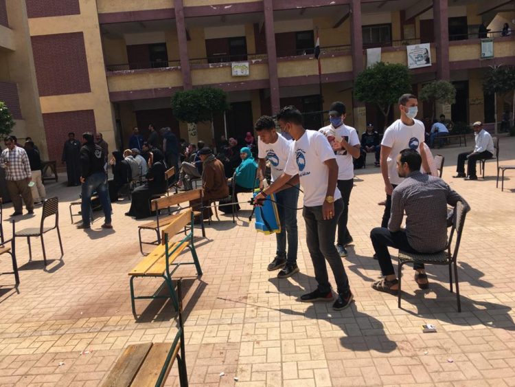 “تعقيم” للأماكن المخصصة لصرف منحة العمالة غير المنتظمة داخل المدارس بالهرم 1 “تعقيم” للأماكن المخصصة لصرف منحة العمالة غير المنتظمة داخل المدارس بالهرم