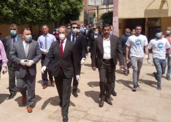 د. عمرو طلعت وزير الاتصالات يتفقد عملية صرف منحة العمالة غير المنتظمة ويشيد بحزب مستقبل وطن بالهرم