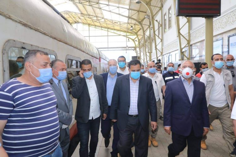 كامل الوزير يتفقد محطتي مصر والشهداء ويتابع تنفيذ الإجراءات الإحترازية من قِبَل المواطنين