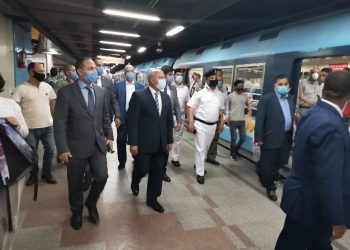 الوزير يفاجئ العاملين بمحطة مترو الشهداء ويوجه بالدفع بقطارات إضافية 9 الوزير يفاجئ العاملين بمحطة مترو الشهداء ويوجه بالدفع بقطارات إضافية