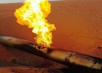 رجال الحماية المدنية يسيطرون على حريق خط غاز بحلمية الزيتون