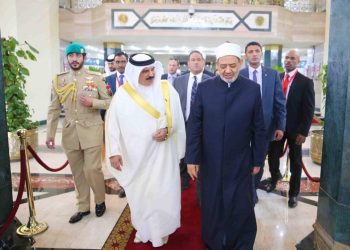 خلال اتصال هاتفي ..  شيخ الأزهر يتبادل التهاني مع جلالة الملك حمد بن عيسى ملك البحرين بمناسبة حلول عيد الفطر المبارك