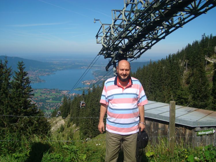 رئيس التحرير يغرد عن عالم الزيف ونبض القلب 1 رئيس التحرير يغرد عن عالم الزيف ونبض القلب