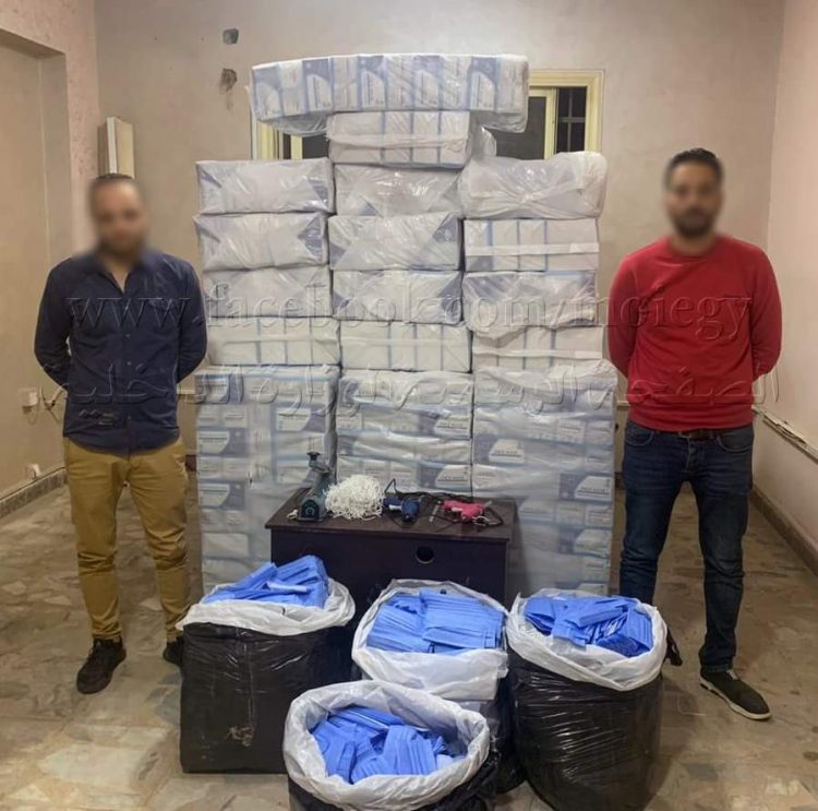 ضبط شخصين بالجيزة لإدراتهما مصنعًا بدون ترخيص لتصنيع الكمامات الطبية الرديئة 1 ضبط شخصين بالجيزة لإدراتهما مصنعًا بدون ترخيص لتصنيع الكمامات الطبية الرديئة