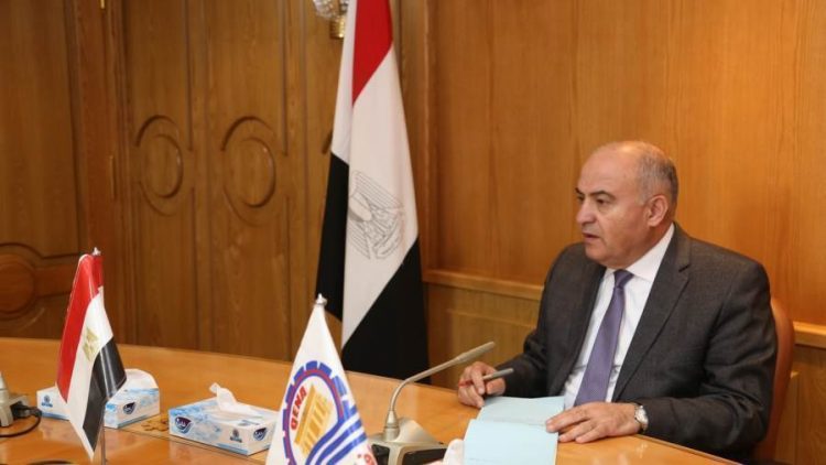 غلق طريق قنا - سفاجا بعد قطع مياه السيول له بالكيلو 29و34 و42 1 غلق طريق قنا – سفاجا بعد قطع مياه السيول له بالكيلو 29و34 و42