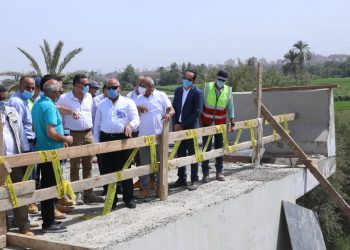 الوزير يتابع أعمال تنفيذ محور سمالوط على النيل بمحافظة المنيا