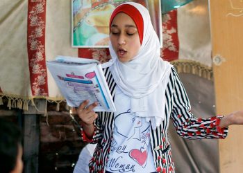 تلميذة في غزة تعلم أطفال الحي خلال إغلاق المدارس