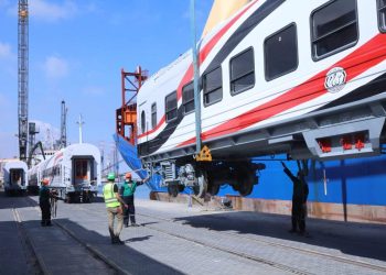 وزير النقل يعلن وصول الدفعة الأولى من عربات الركاب الجديدة إلى ميناء الإسكندرية ضمن صفقة تصنيع و توريد 1300 عربة