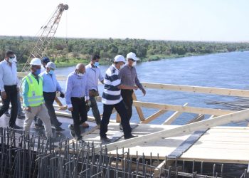 الفريق كامل الوزير يتابع أعمال تنفيذ محور دراو بأسوان