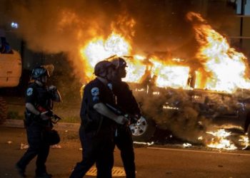 ترامب يهدد بنشر الجيش لإنهاء أعمال الشغب