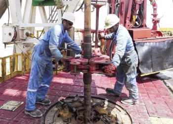 سلطنة عُمان تؤكد التزامها بخفض إنتاج النفط بمعدل 200 ألف برميل يومياً