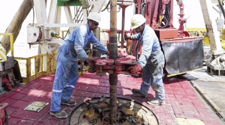 سلطنة عُمان تؤكد التزامها بخفض إنتاج النفط بمعدل 200 ألف برميل يومياً 1 سلطنة عُمان تؤكد التزامها بخفض إنتاج النفط بمعدل 200 ألف برميل يومياً