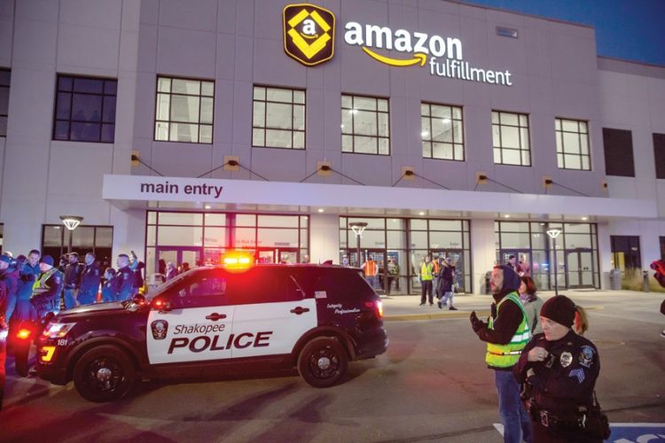 «أمازون» تمنع الشرطة الأمريكية مؤقتا من استخدام برنامجها «ريكوغنيشن» للتعرف على الوجوه مدة عام