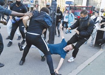 مصادمات بين يمينيين ومناهضين للعنصرية في بريطانيا