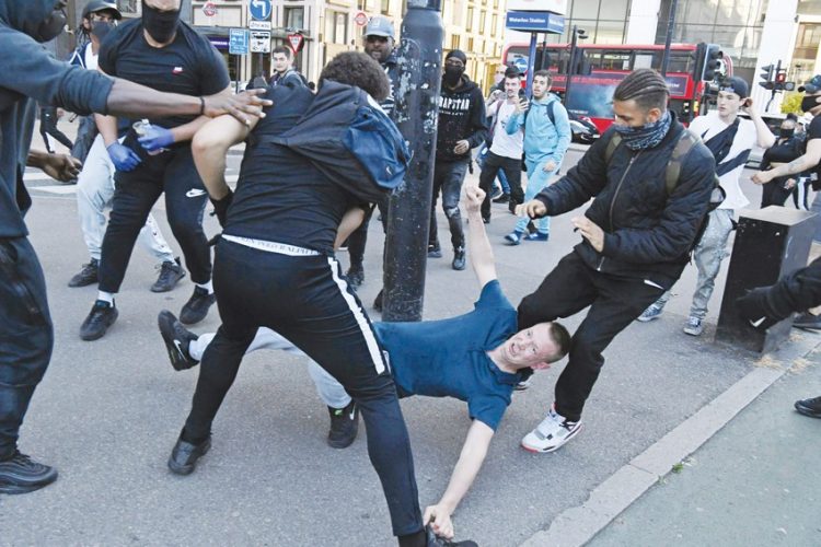 مصادمات بين يمينيين ومناهضين للعنصرية في بريطانيا 1 مصادمات بين يمينيين ومناهضين للعنصرية في بريطانيا