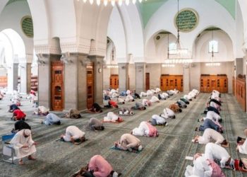 دار الإفتاء: التباعد بين المصلين احترازًا من العدوى أمر مطلوب ولا يؤثر في صحة الصلاة