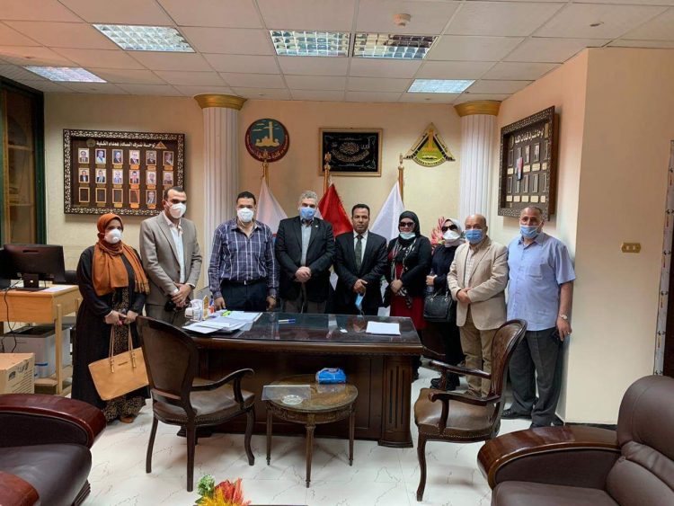 طب بنها يفتتح وحدة لإنتاج الكمامات