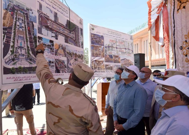 بالصور .. رئيس مجلس الوزراء يتفقد أعمال تطوير السوق السياحى بأسوان