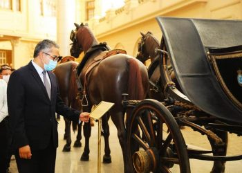 وزير السياحة والآثار يتفقد اللمسات النهائية لأعمال متحف المركبات الملكية ببولاق