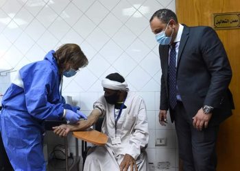 بالصور علاج عم عاطف.. أقدم شيال في مصر على نفقة الدولة