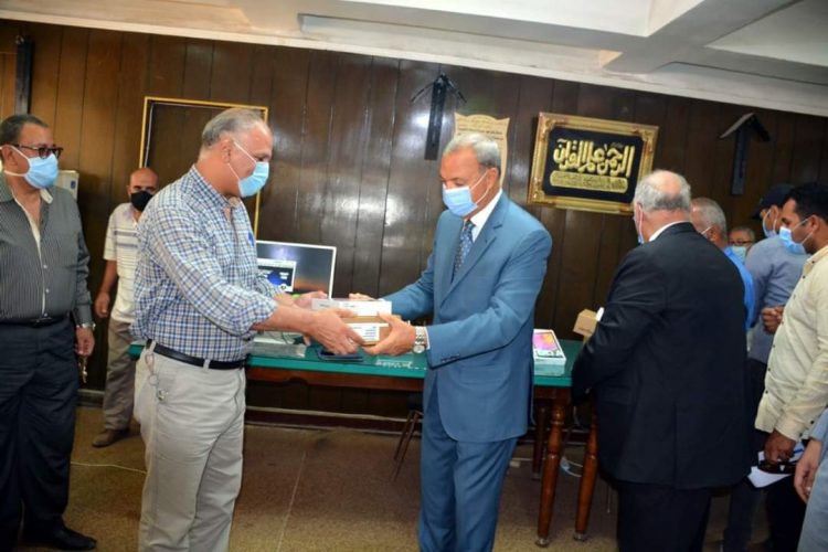 محافظ القليوبية يسلم المديريات الزراعية أجهزة تابلت للعمل فى التحول الرقمى