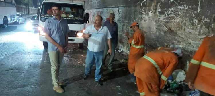 سمير حماد نائب محافظ القليوبية وسط عمال النظافة مهنئا بالعيد 1 سمير حماد نائب محافظ القليوبية وسط عمال النظافة مهنئا بالعيد