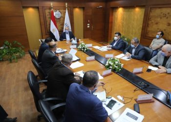 وزير النقل يتابع تنفيذ مشروعات تطوير محطات ومزلقانات السكك الحديدية