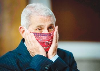 مستشار ترامب :أمريكا لا تزال ( غارقة )فى الموجة الأولى لفيروس كورونا