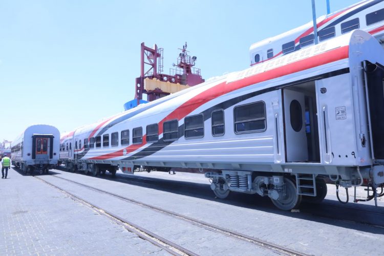 وزير النقل يعلن وصول دفعة جديدة من عربات ركاب السكك الحديدية الجديدة