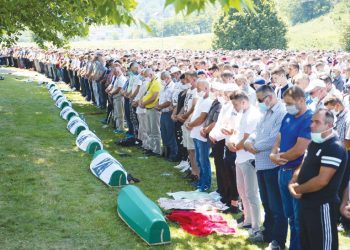 مسلموا البوسنة يبكون موتاهم بعد ربع قرن فى مجزرة سريبرنيتشا