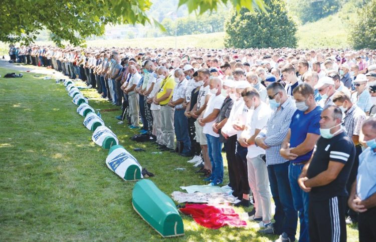 مسلموا البوسنة يبكون موتاهم بعد ربع قرن فى مجزرة سريبرنيتشا 1 مسلموا البوسنة يبكون موتاهم بعد ربع قرن فى مجزرة سريبرنيتشا