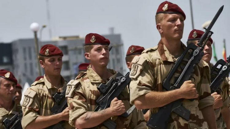 فرنسا تعلن الشروع في نشر قوات أوروبية في مالي بدءا من الأربعاء لدعم الحرب على الإرهاب