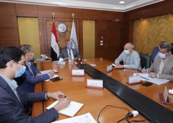 الوزير يتابع قيادات الهيئة العامة للطرق والكباري والنقل البري في تنفيذ المشروعات العاجلة