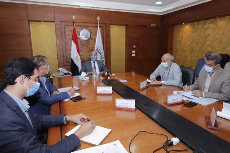 الوزير يتابع قيادات الهيئة العامة للطرق والكباري والنقل البري في تنفيذ المشروعات العاجلة 1 الوزير يتابع قيادات الهيئة العامة للطرق والكباري والنقل البري في تنفيذ المشروعات العاجلة