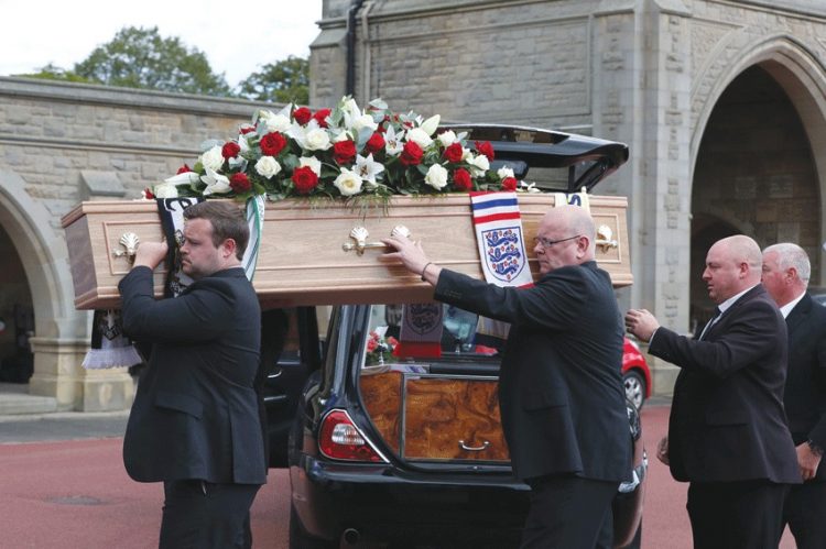 المئات في جنازة جاك تشارلتون 1 المئات في جنازة جاك تشارلتون