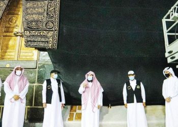 رفع كسوة الكعبة استعدادا لموسم الحج