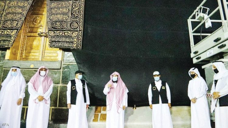 رفع كسوة الكعبة استعدادا لموسم الحج 1 رفع كسوة الكعبة استعدادا لموسم الحج