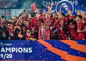 ليفربول يستلم كأس الدوري الإنجليزي الممتاز في غياب جماهيره