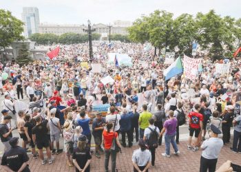 احتجاجات ضخمة مناهضة للكـرمـلـين في أقـصى الشرق الروسي