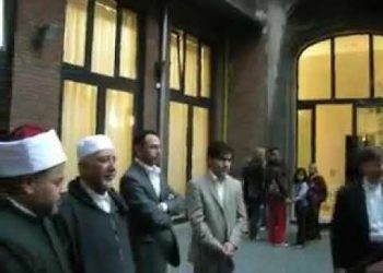 الشيخ العربي أبو ريَّة يرفع أذان المغرب في إحدى كنائس بلجيكا