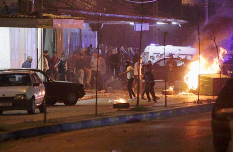 متظاهرون يحاولـون اقـتـحــام وزارة الـطـاقــة احتجاجا علـى انقطاع التـيار الكهربائـي في لبنـان 1 متظاهرون يحاولـون اقـتـحــام وزارة الـطـاقــة احتجاجا علـى انقطاع التـيار الكهربائـي في لبنـان