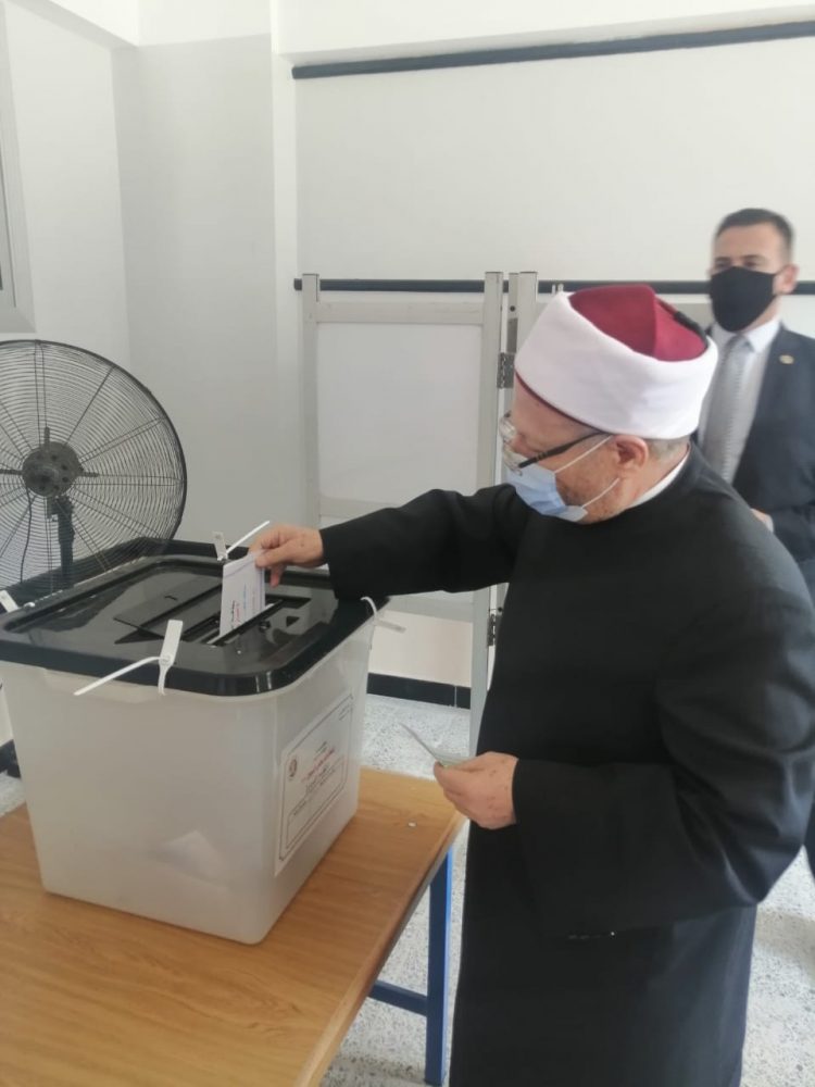 مفتي الجمهورية عقب التصويت في انتخابات الشيوخ: أدعو الجميع للمشاركة الفعالة لنعبر بمصر نحو آفاق من الخير والرخاء