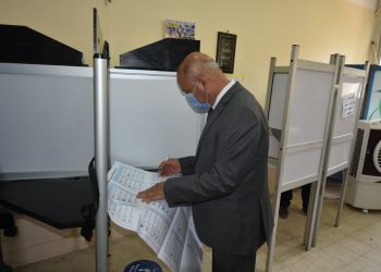 وزير النقل يدلي بصوته في انتخابات مجلس الشيوخ في مدرسة سيزا نبراوي الابتدائية