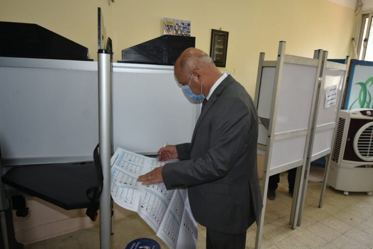 وزير النقل يدلي بصوته في انتخابات مجلس الشيوخ في مدرسة سيزا نبراوي الابتدائية 1 وزير النقل يدلي بصوته في انتخابات مجلس الشيوخ في مدرسة سيزا نبراوي الابتدائية