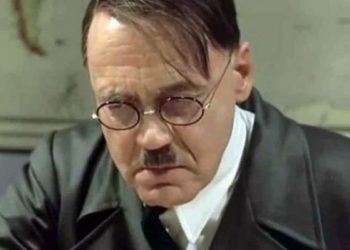 موظف يحصل على تعويض كبير بعد طرده من عمله إثر تقليده هتلر